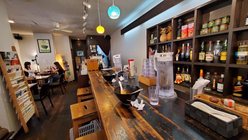 長いカウンターとテーブル席のある店内