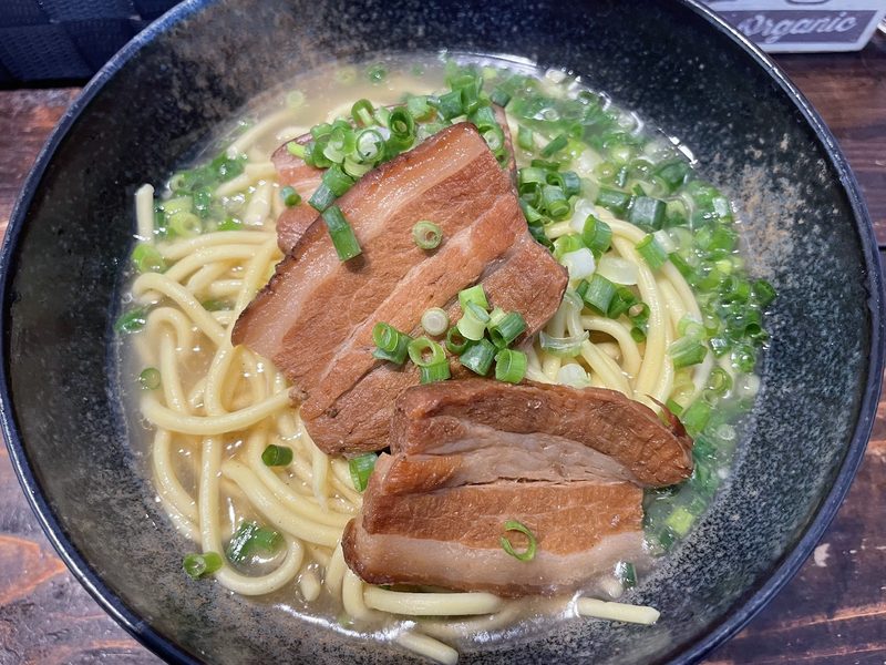 厚切りの豚肉とねぎをのせたそば