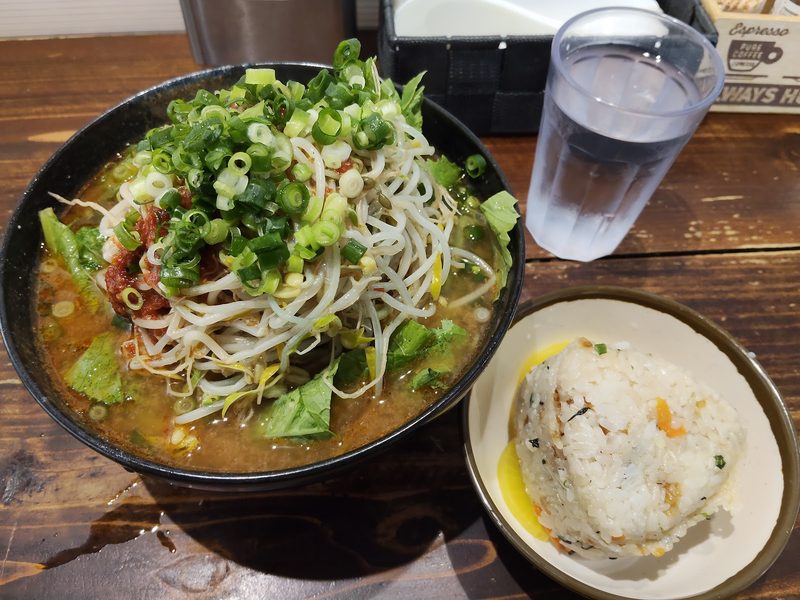 もやしと青菜、ねぎをのせたそばと、じゅーしーおにぎり
