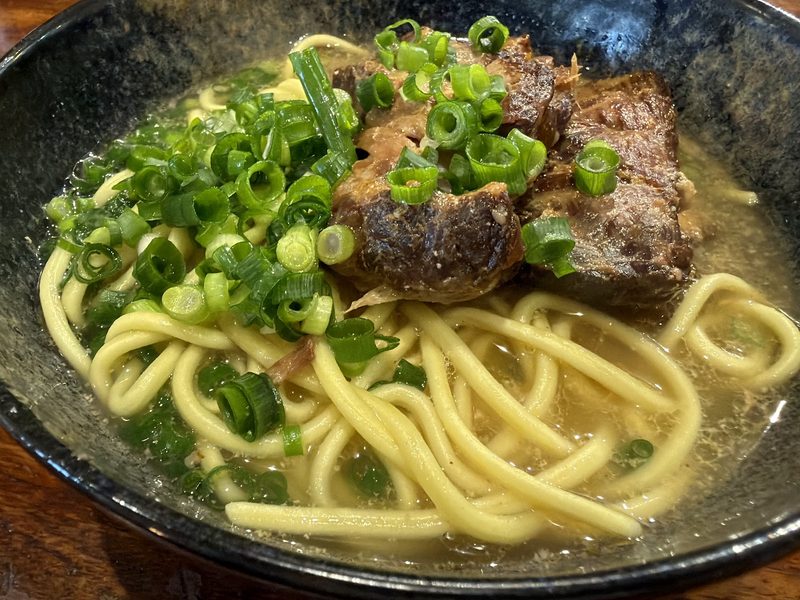 大きな豚肉とたっぷりのねぎをのせたそば