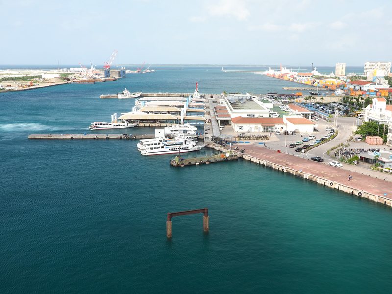 上空から見た石垣港の離島ターミナルと、エメラルド色の港内の海